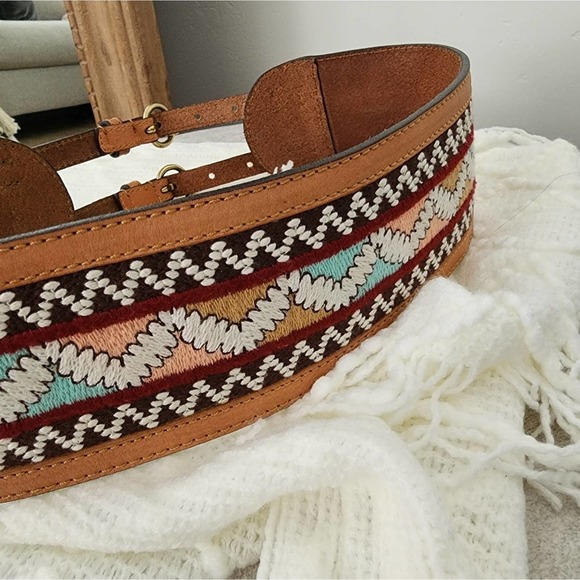 Urban Outfitters Leather Embroidered Double Buckle Cinch Belt. Size Small. - Picture 2 of 6